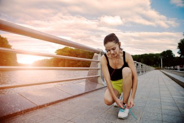 Sportif kız eğitim ve park bağlama koşu için hazırlanıyor