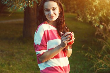 sabah kahvesi Park ile gülümseyen güzel kız