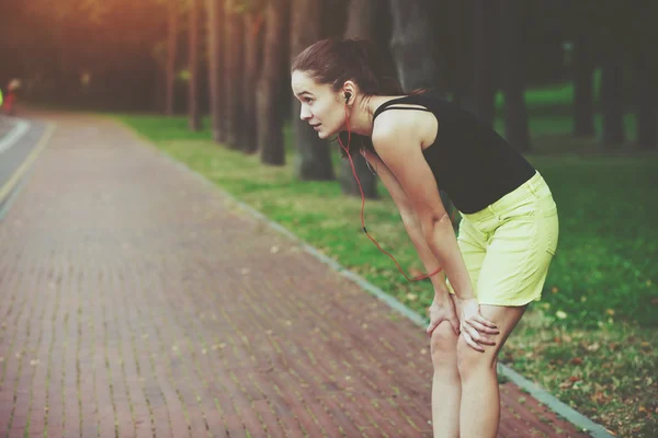 Chica cansada corriendo en el parque de la mañana — Foto de Stock