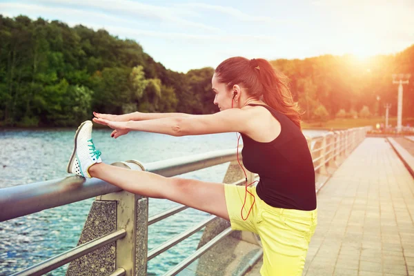 Sportig tjej att göra warm-up stretching benen innan jogging — Stockfoto