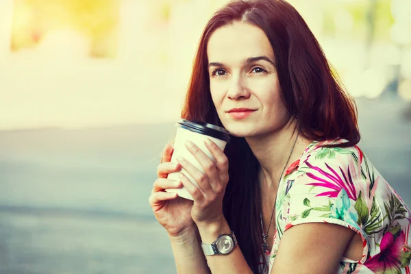 Pretty girl sitting in street with morning coffee — Stock Photo, Image