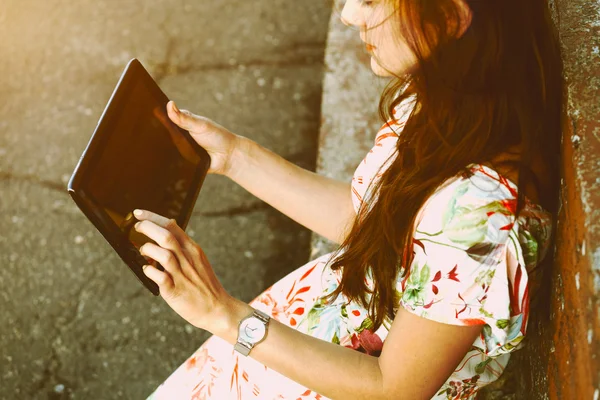 Ragazza che tiene pc tablet digitale in strada — Foto Stock