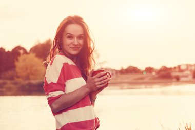 sabah nehir doğumunda kahve ile güzel kız