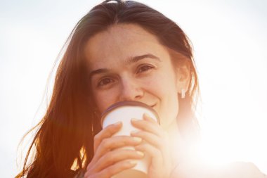 sabah kahvesi güneş ışığı ile gülümseyen güzel kız
