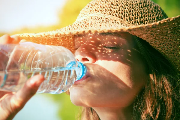 Mulher bebendo água na luz solar de verão — Fotografia de Stock