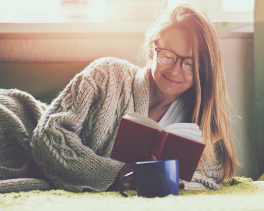 kız kitap okuyor.