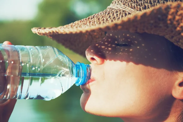 Mujer agua potable — Foto de Stock