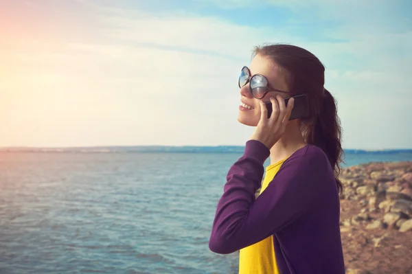 Wanita berbicara di telepon genggam — Stok Foto