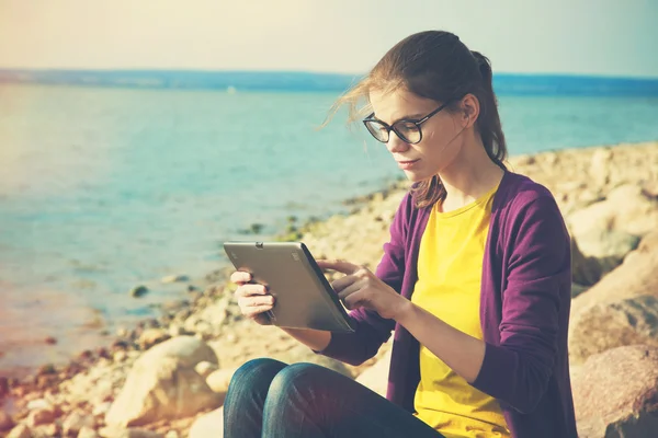 Menina usando tablet digital — Fotografia de Stock