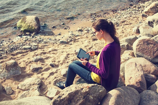 Menina usando tablet digital — Fotografia de Stock