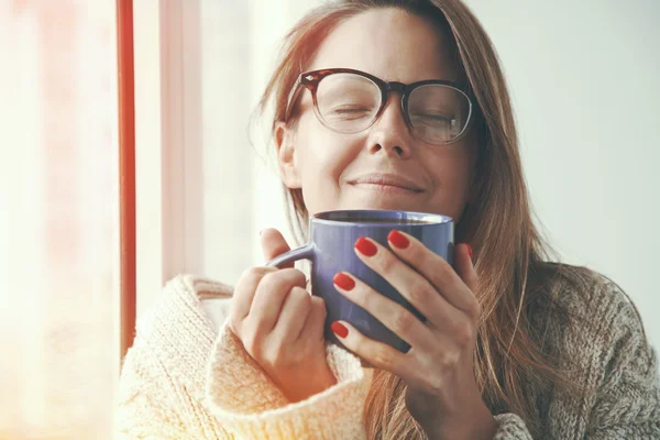 Girl smelling coffee — Stock Photo, Image