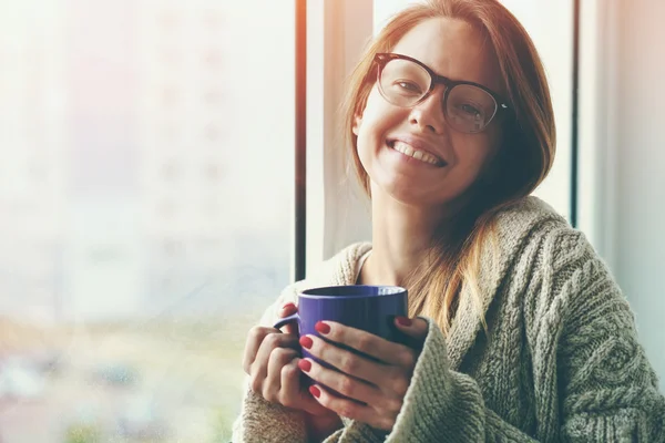 Chica alegre bebiendo café — Foto de Stock