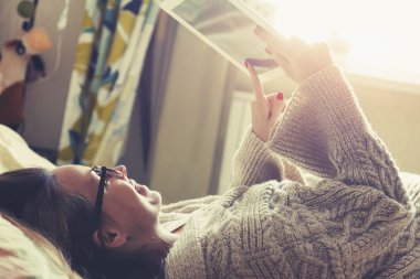 Dijital Tablet ile yatakta kadın