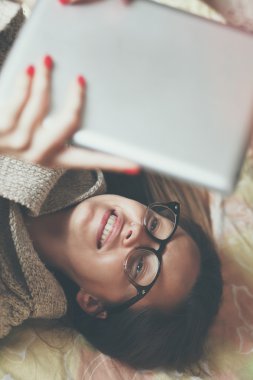 Dijital Tablet ile yatakta kadın