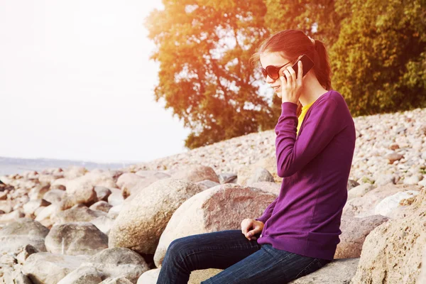 Mulher falando no telefone móvel — Fotografia de Stock