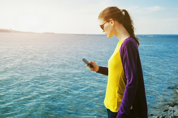 Chica bonita usando teléfono inteligente — Foto de Stock