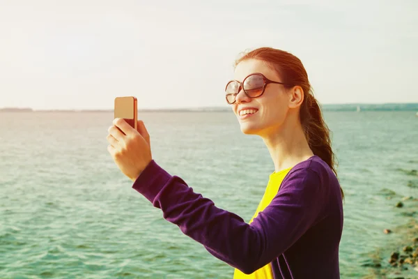 Menina bonita usando smartphone — Fotografia de Stock