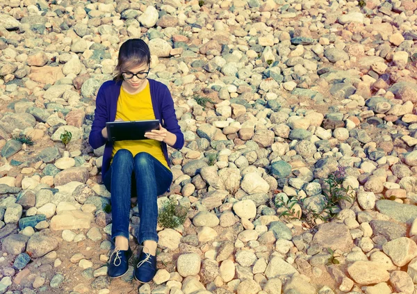 Chica usando tableta digital — Foto de Stock