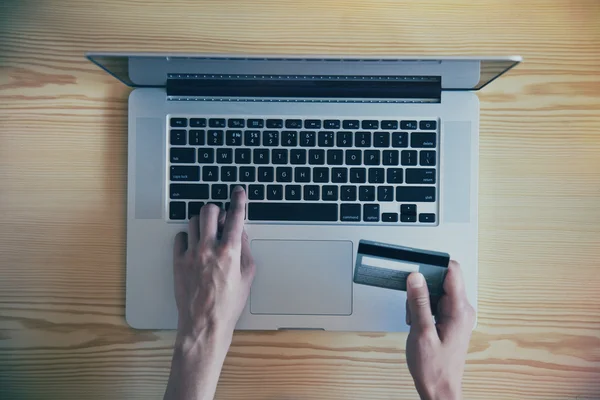 Handen met creditcard — Stockfoto