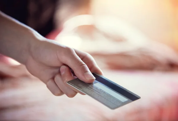 Hand holding credit card — Stock Photo, Image