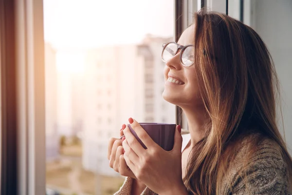 Lány ivó kávé vagy tea — Stock Fotó