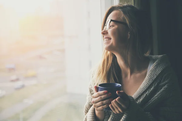 Ragazza allegra bere caffè — Foto Stock