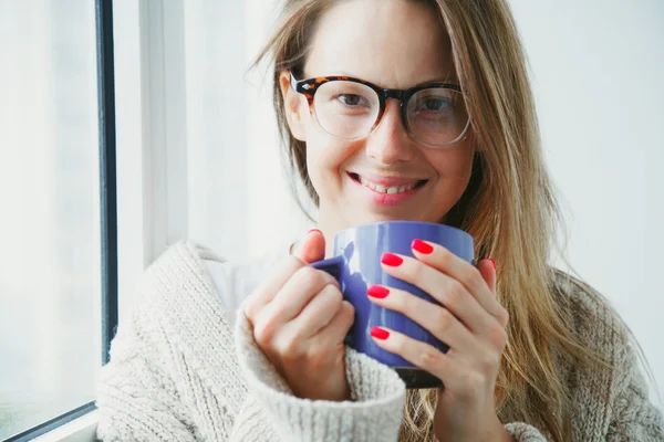 Chica alegre bebiendo café — Foto de Stock