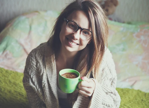 Chica bebiendo café en la cama — Foto de Stock