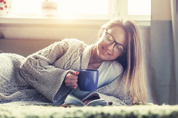 Hübsches Mädchen liest Buch — Stockfoto