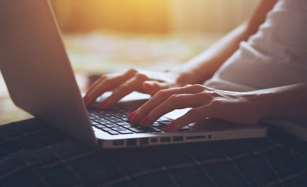 Händer med laptop skriva — Stockfoto