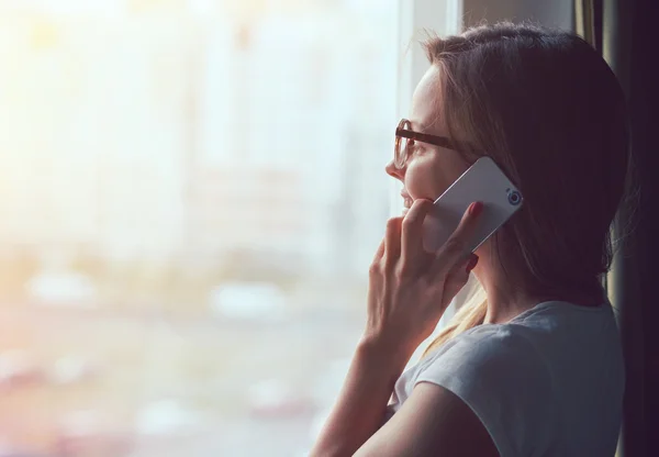 Kobieta rozmawiająca przez telefon — Zdjęcie stockowe