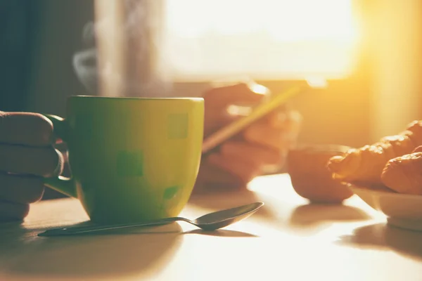 Petit déjeuner frais avec café chaud — Photo