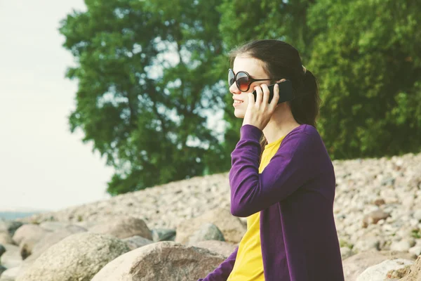 Γυναίκα που μιλάει στο κινητό τηλέφωνο — Φωτογραφία Αρχείου