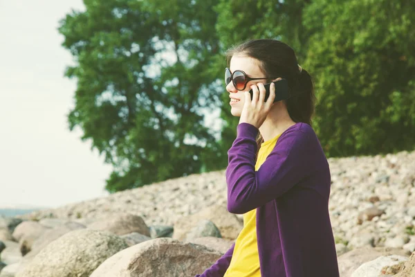 Nő beszél mobiltelefon — Stock Fotó