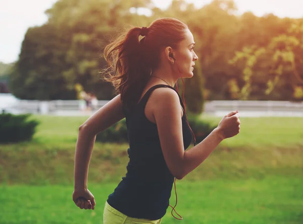 Mujer corriendo en el parque —  Fotos de Stock