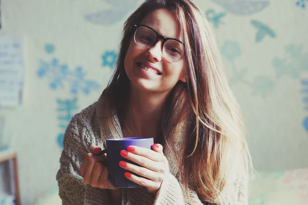 Girl drinking coffee — Stock Photo, Image