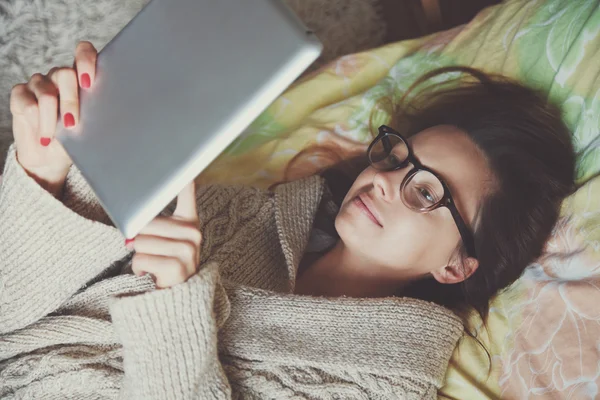 Femme avec tablette numérique — Photo