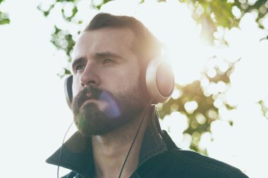 Kulaklığımda sakallı adam