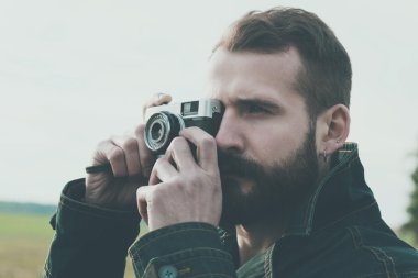 adam holding retro kamera