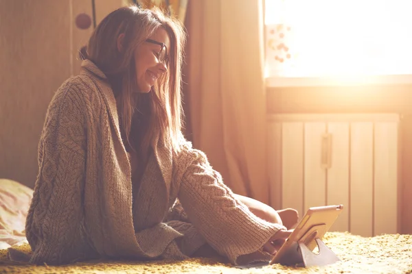 Woman sitting in bed — Stock Photo, Image