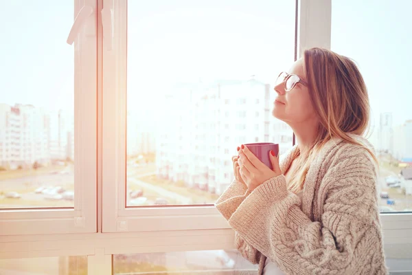 Ragazza allegra bere caffè — Foto Stock