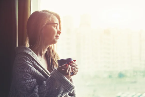 Chica alegre bebiendo café — Foto de Stock