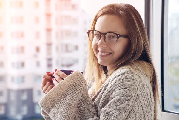 Chica alegre bebiendo café — Foto de Stock