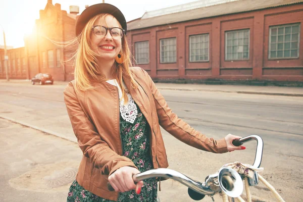 Mujer alegre con bicicleta —  Fotos de Stock