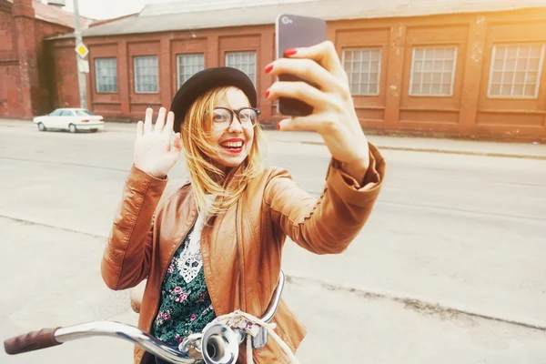 Menina hipster usando um smartphone — Fotografia de Stock