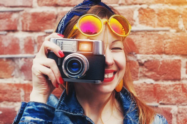 Usměvavá dívka s vinobraní fotoaparát — Stock fotografie