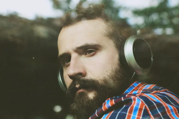 Hombre barbudo con auriculares — Foto de Stock