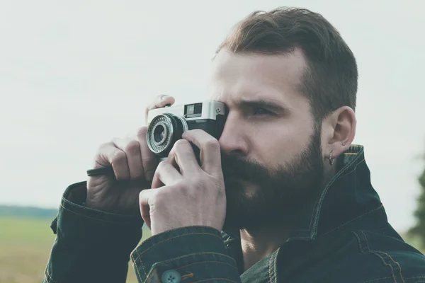 Человек с ретро камерой — стоковое фото