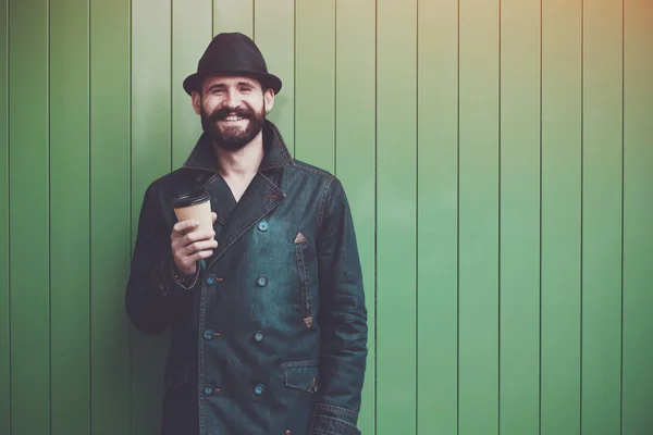 Barbudo hombre con taza de papel — Foto de Stock