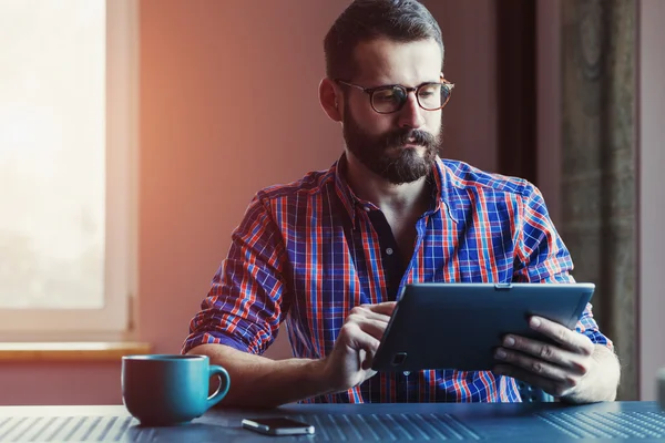 Uomo con tazza di caffè del mattino — Foto Stock